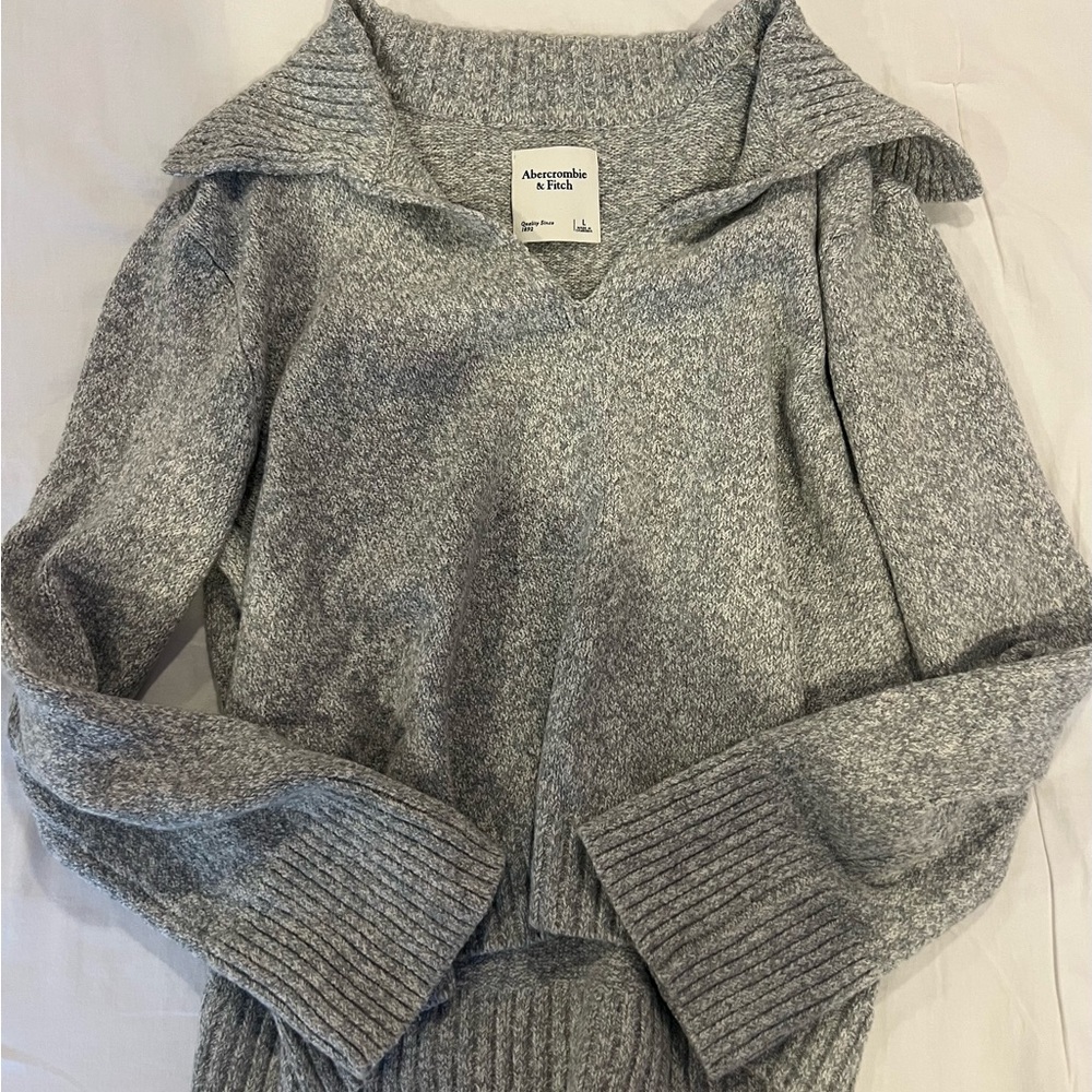 Abercrombie & Fitch Heather Gray V-Neck Sweater